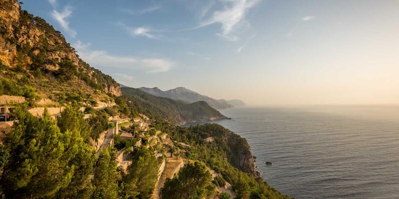 从固定骨干到智能核心:数据中心网络架构演进中的Clos Spine-Leaf与可编程交换机深度解析